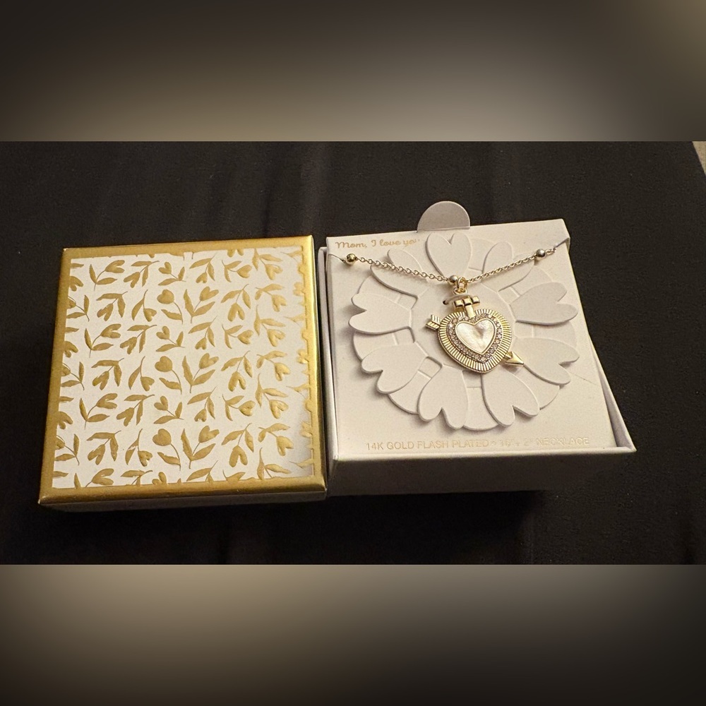 Women’s Gold Flash  Necklace with Mother of Pearl looking inlay Pendant NIB